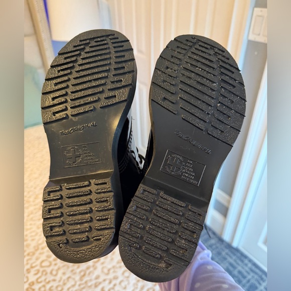 Dr. Martens Black Patent Leather Ankle Boot Women’s 
Size: 8 - Picture 7 of 10